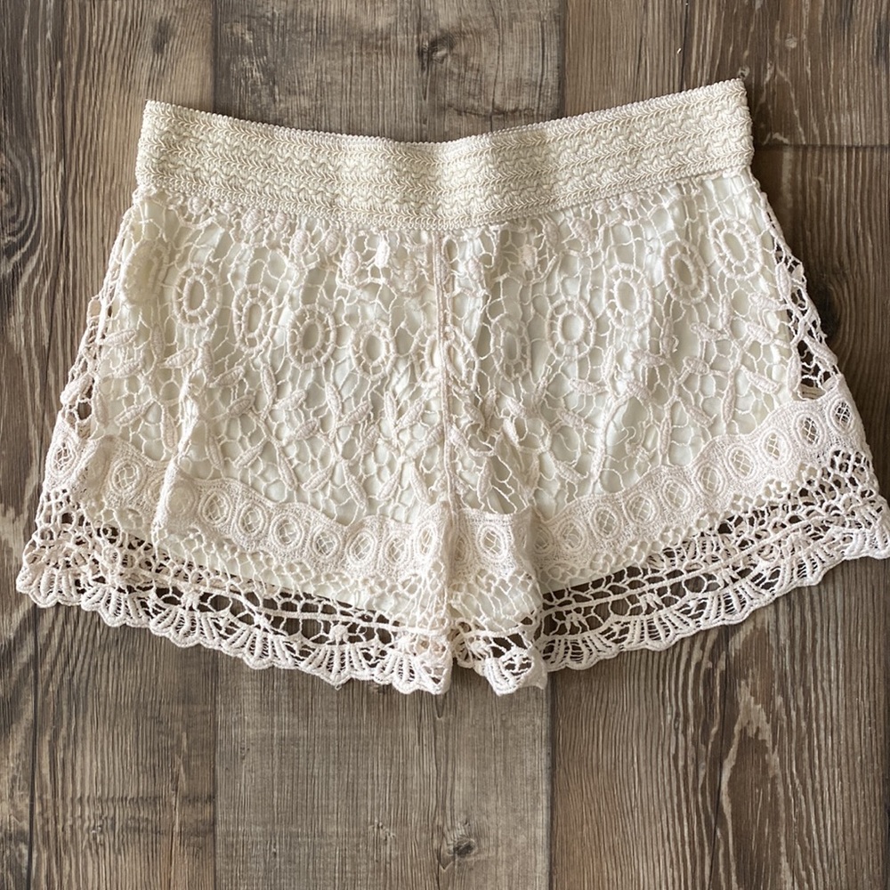 Elegant Lace Women's Shorts - Cream - Picture 3 of 3